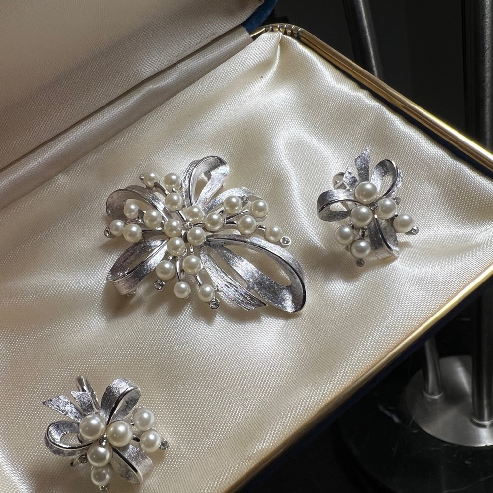 Ribbons and Pearls TRIFARI Brooch Earring Set